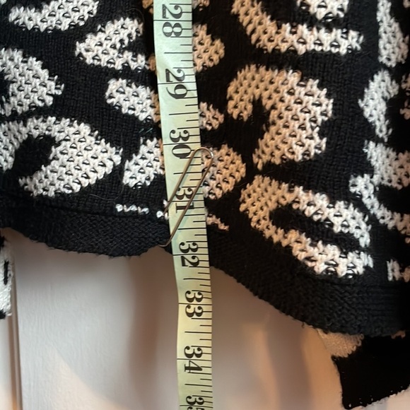 🤩🤩 Beautiful Black and White Sweater/Coat 😍😍 - Picture 8 of 9